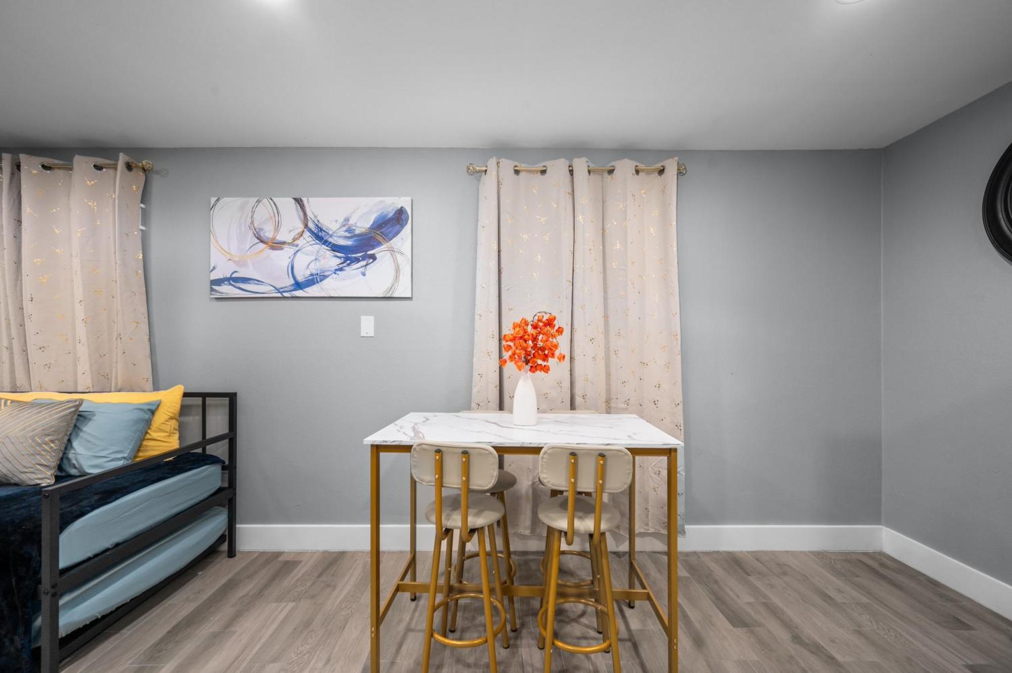 Cozy Galleria Near Uptown With Free Park