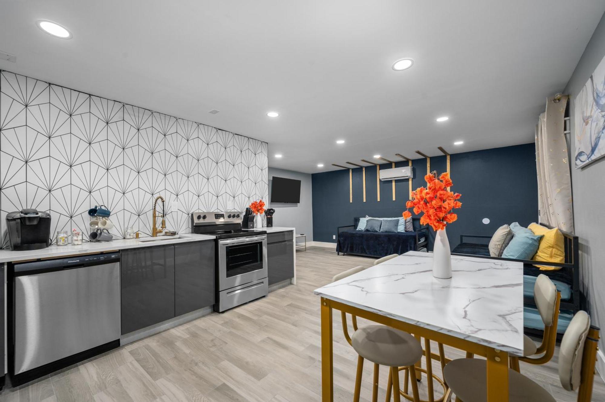 Cozy Galleria Near Uptown With Free Park